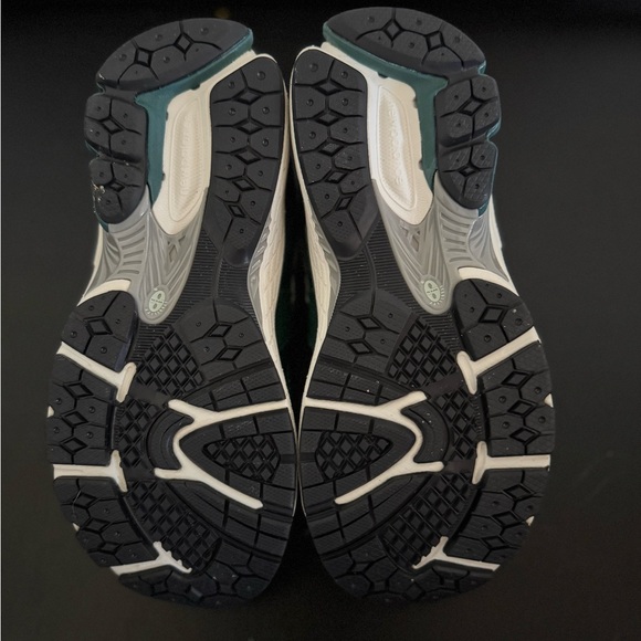 Youth 13 New Balance 2002R Nightwatch Green running sneaker - Picture 3 of 6